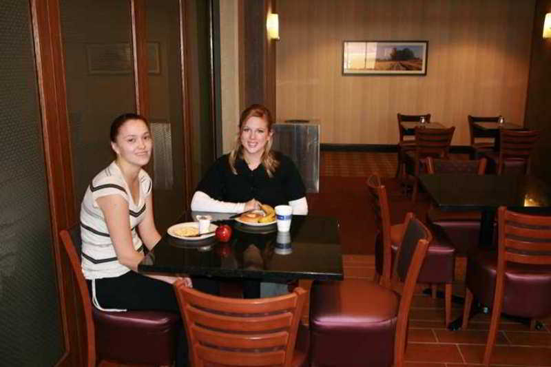 Hampton Inn & Suites Marshalltown Restoran gambar